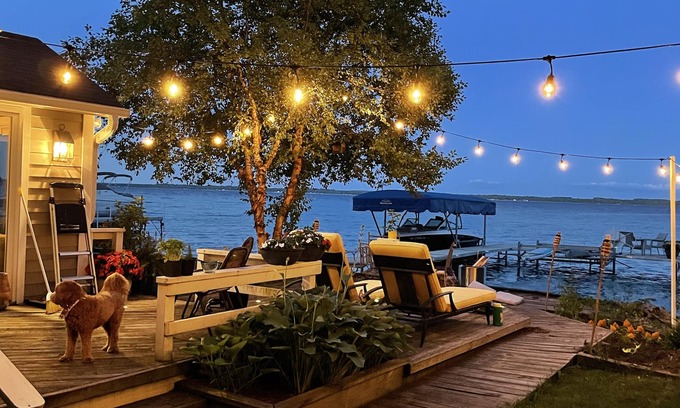 Traverse City Hütte | Stunning lake cottage in the heart of wine country