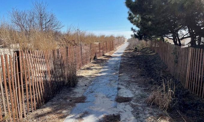 Sussex County Haus | Stunning Lake & Ocean Views! Spacious 5BR Townhome w/ Beach Access & Parking