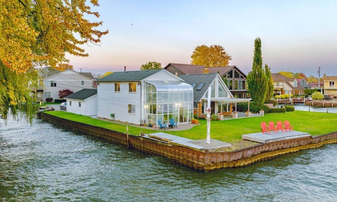 Harrison Township Haus | Stunning Lake Views | Sleeps 9 | Harrison Twp