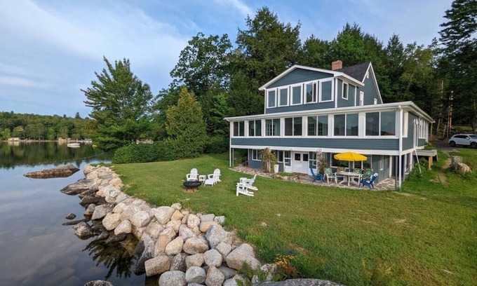 Dedham Hütte | Stunning 4 season lakefront 3BR, 2BA near Acadia