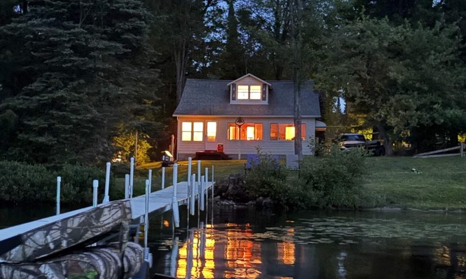 St. Helen Hütte | Stunning lakefront sunsets. Beach. Dock. ORV. Fishing. WiFi. Memories.