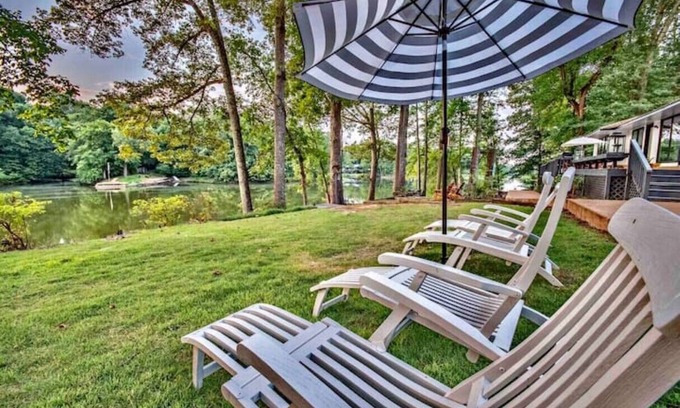 Raleigh Haus | 》Stunning Memphis Lake Front Home《