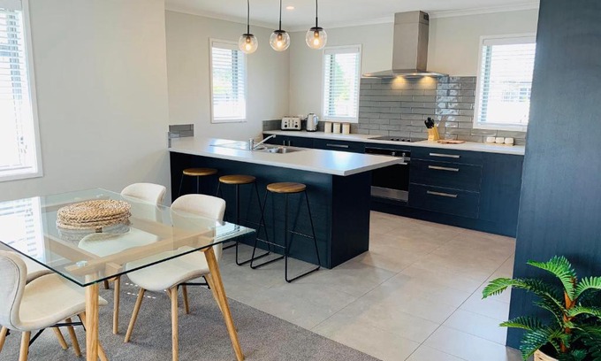 Hastings Haus | Stunning Modern Retreat