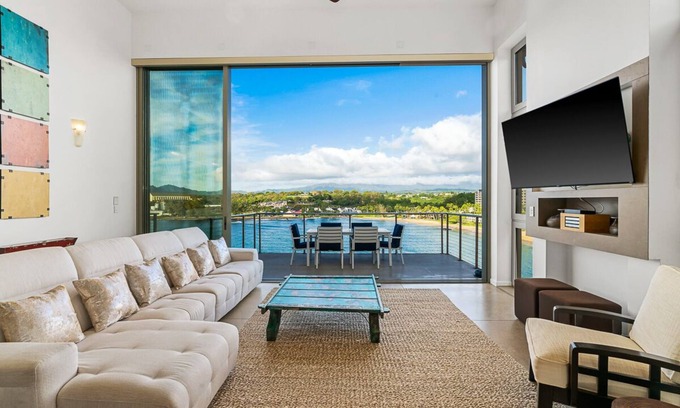 Lihue Wohnung | Stunning Oceanfront Penthouse, 14' ft Ceilings and Wall-to-Wall Glass Slider.