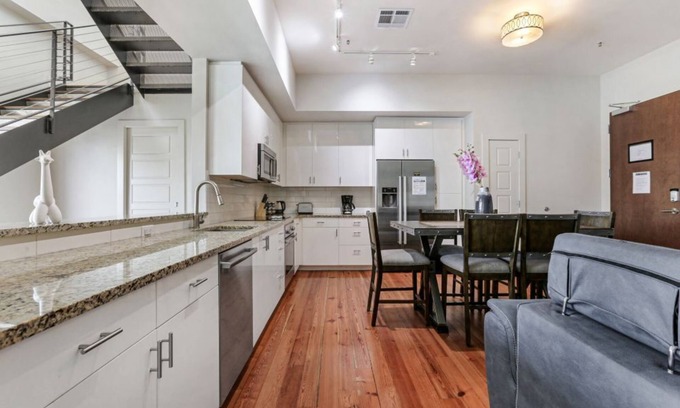 Central Business District Hotel | Luxuriöses 2bd Penthouse mit privater Terrasse in der Nähe des French Quarter