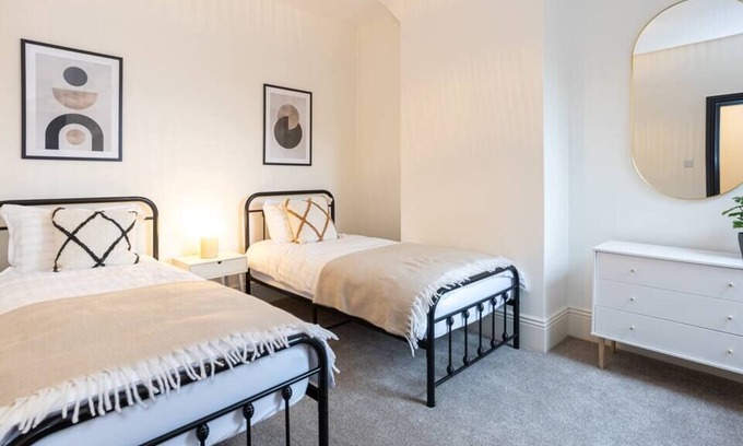 Levenshulme Haus | Stunning Scandi 3 Bed House in Manchester -Parking