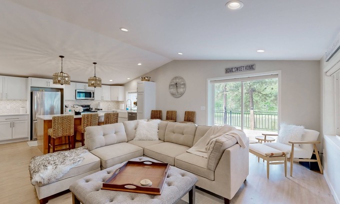 Deadwood Kabine | Stunning secluded cabin / ATV trails / Pond views / Hot tub / WiFi / Wildlife