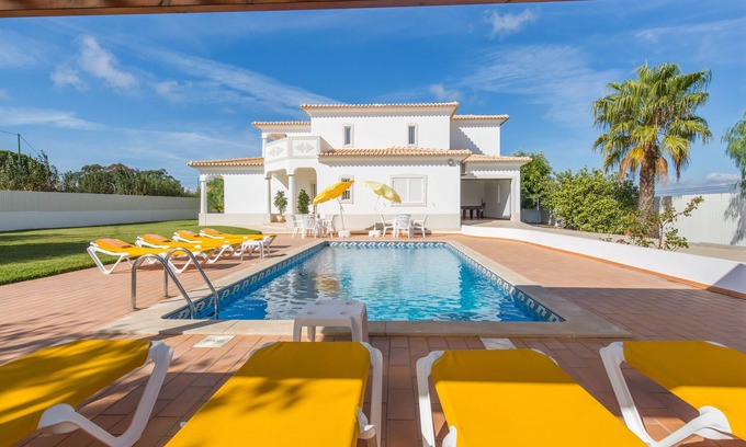 Albufeira Villa | Atemberaubende geräumige 4-Bett-Villa mit privatem Pool in Strandnähe