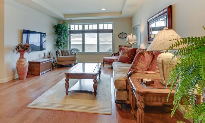 Au Gres Eigentumswohnung | Stunning Vacation Rental on Lake Huron w/ Balcony!