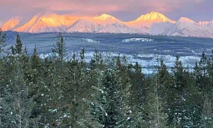 Polebridge Kabine | Stunning View of Glacier Park, from Cabin & Wall tents designed for Large Groups