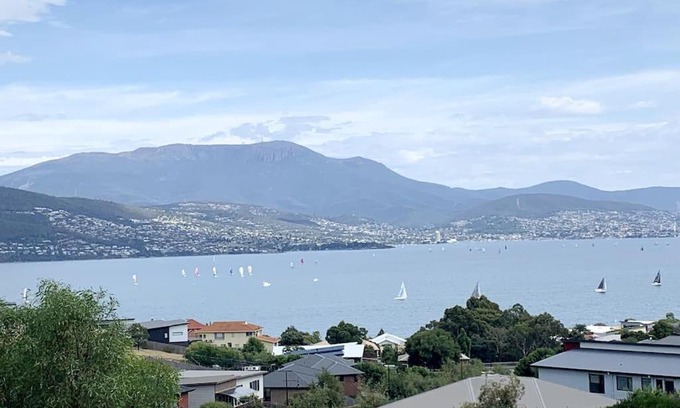 Tranmere Wohnung | Stunning water view home in Hobart