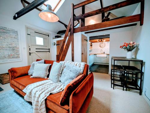 Leatherhead Haus | Stylish 1BD Cottage with Fireplace and Parking