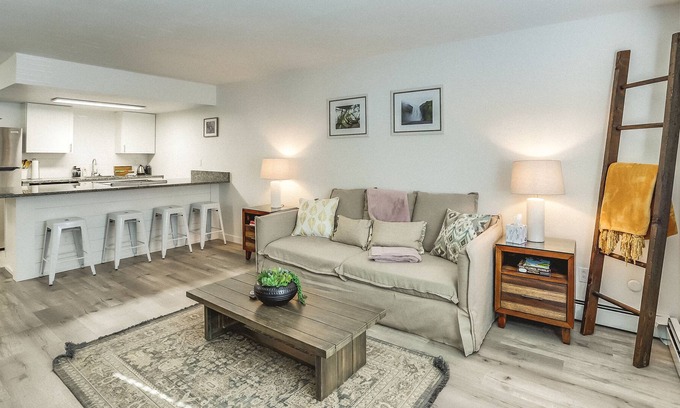 Park East Wohnung | Stylish 1BD with Mountain Views + Pool