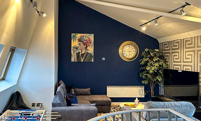 Belle Vue Wohnung | Stylish 2-Bed Duplex Apartment with Parking