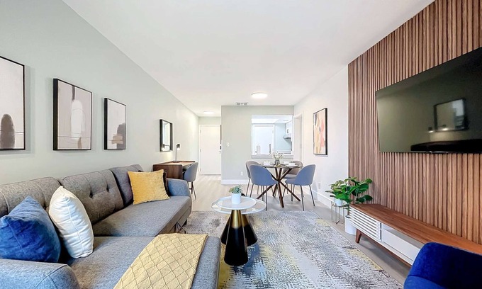 Lauderdale Harbours Eigentumswohnung | Stylish 2BR with Pool & Modern Amenities