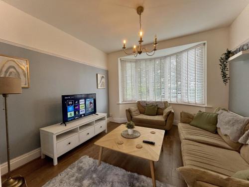 Prestwich Haus | Stylish 3-bed home in Prestwich with free parking