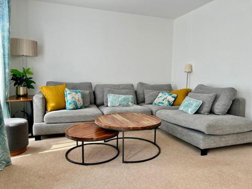 Canton Haus | Stylish 3BR Cardiff Home Balcony, Garden, Free Parking and EV Charging