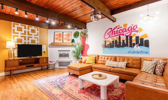 Park West Haus | Stylish 3BR Lincoln Park Townhouse, Rooftop Deck & King Suite