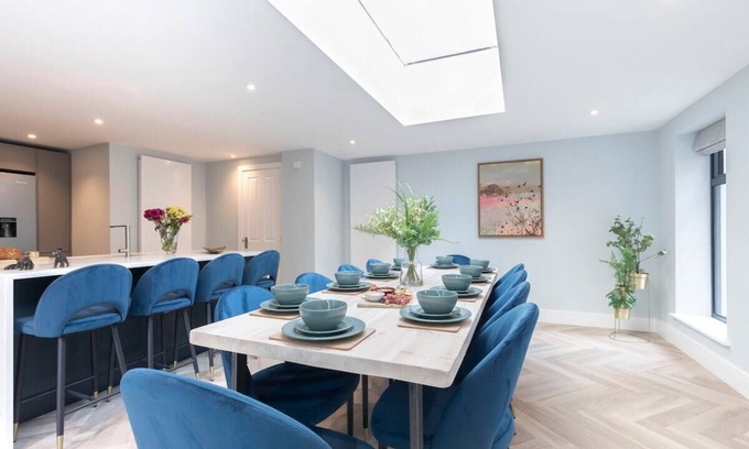 Cheltenham Haus | Stylish 5 Bedroom 4 Bathroom Townhouse