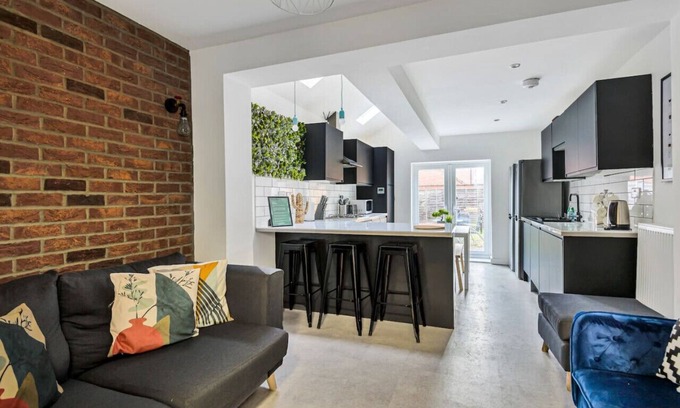 Coventry Haus | Stylish 5 bedroom 5 bathroom House Sleeps 10 Free Parking Fast WiFi