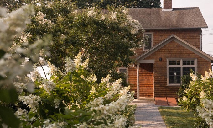 Jamesport Haus | Neuer Eintrag: Genießen Sie ein Glas Wein und ein helles, elegantes Zuhause am Weinberg