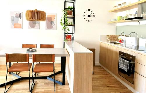 Olivos Wohnung | Stylish Apartment by River with Pool & Grill