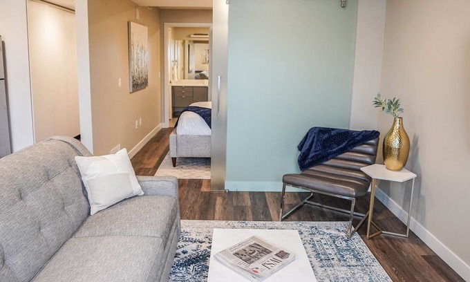 Grand Rapids Wohnung | Stylish Apartment Downtown - Perfect for Long Stays