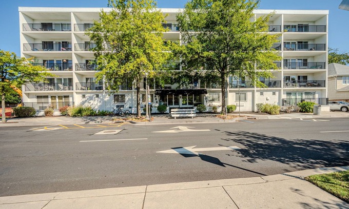 The Pines Eigentumswohnung | Stylish Beach Condo in the Heart of Downtown Rehoboth Beach!