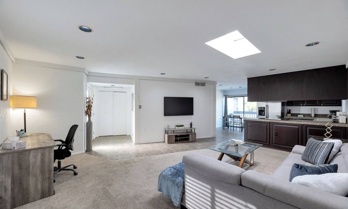 Camelback East Eigentumswohnung | Stylish Biltmore Condo w/Pools, Mtn Views & Wi-Fi