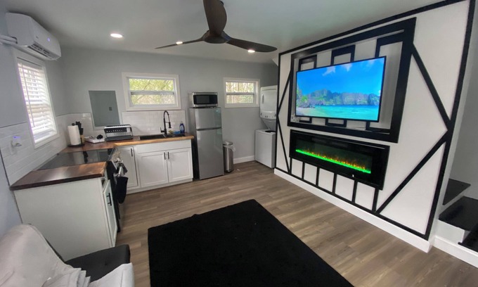 Gresham Park Haus | Stylish Cozy Guesthouse Hot Tub Private Entry