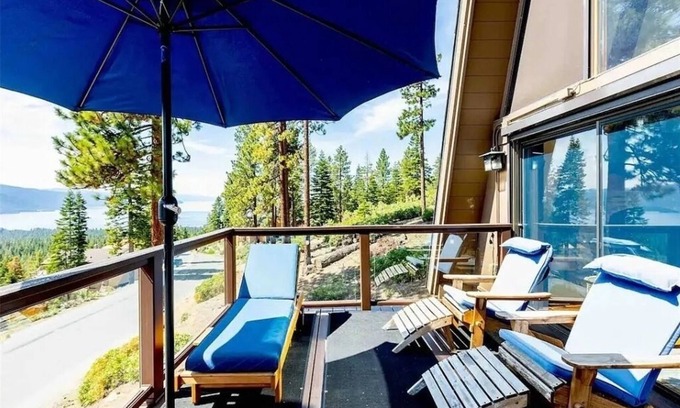 Incline Village Hütte | Stylish dog-friendly retreat with lake views, fireplace, & near Tahoe skiing.