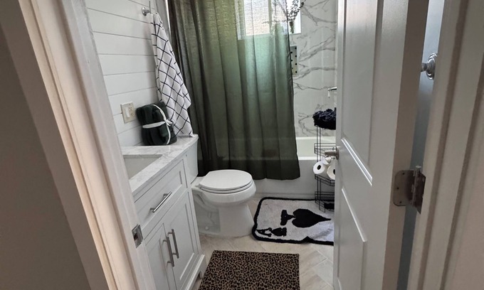 Collingdale Haus | Stylish, Family Friendly Collingdale Home, Near Philly, Fireplace, Parking, WiFi