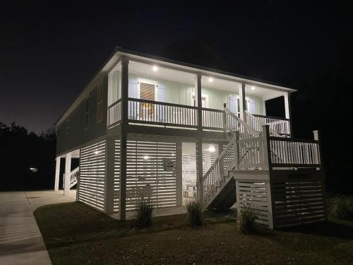 Pass Christian Haus | Stylish Family Stay 3BR3BA Balcony BBQ