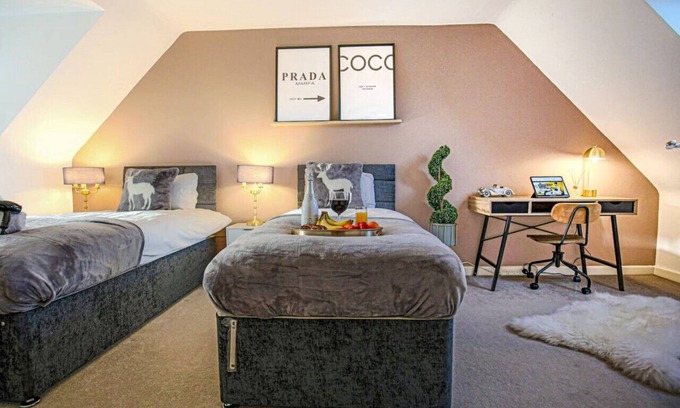 Bletchley Haus | Stylish House - Free Parking, Fast Wifi & SmartTV