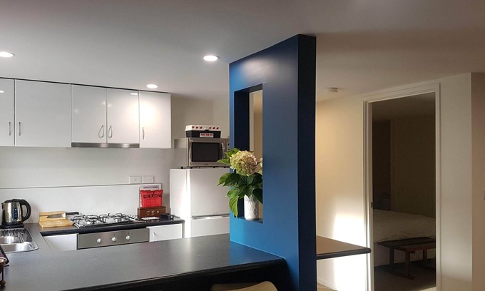 Howrah Wohnung | Modernes, stilvolles Apartment mit 2 Schlafzimmern für 4 Personen, kostenlosem WLAN und Parkplatz abseits der Straße