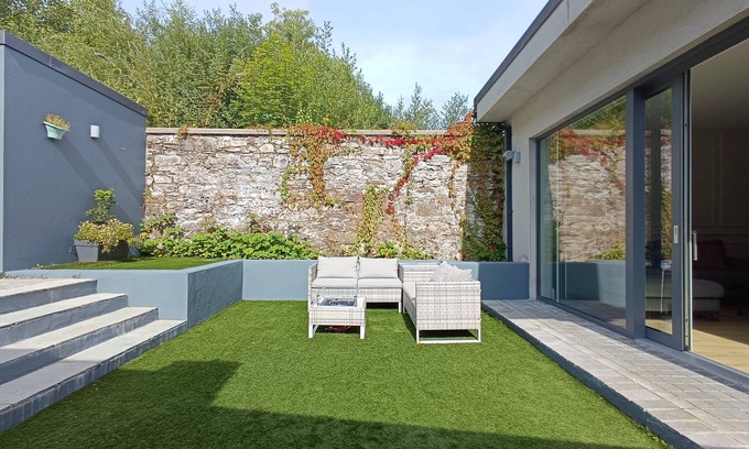 Donegal Haus | Stylish & New| In Heart of Town | Garden & Firepit