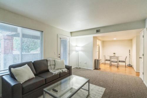 Harlow Wohnung | Stylish Stay at Kinsrow Steps from DT