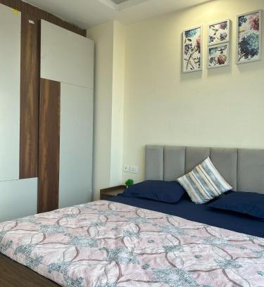 Zirakpur Wohnung | Stylish Stay by Good Vibes Studio