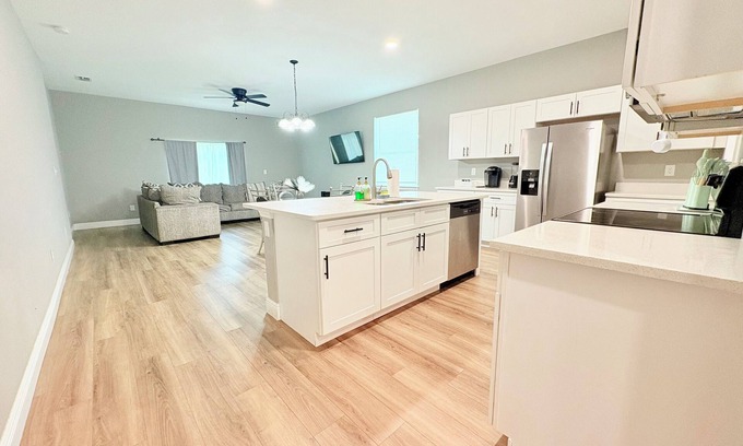 Northwest Orlando Haus | Stylish Stay Near Disney & Universal Sleeps 8