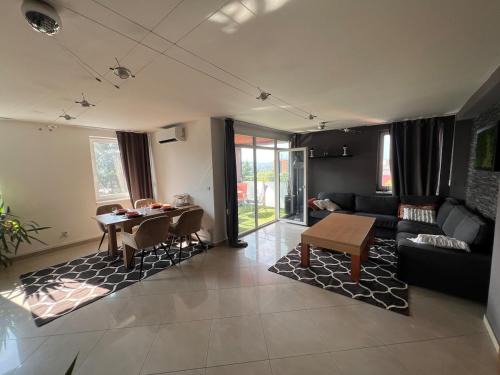 Presov Wohnung | Stylish Stay Prešov, Panoramic View & parking