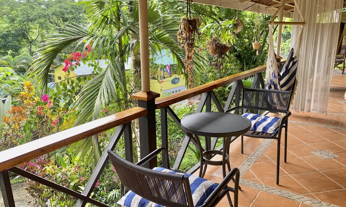 Valle Pura Vida Wohnung | Stylish studio apt with a veranda, parking and full kitchen. For 2-3 people.