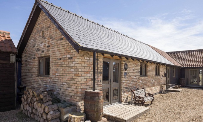 Croydon Hütte | Stylish Studio, courtyard views, countryside location, 20 mins to Cambridge