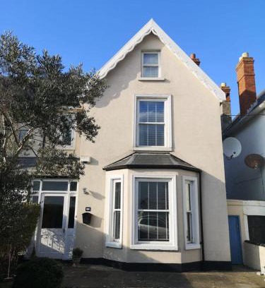 Dollymount Wohnung | Stylish studio own entrance in Victorian House