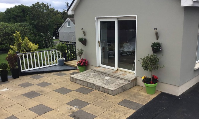 Dungloe Wohnung | Stylish Studio with Kitchen/ Private Deck/ Sauna & Hot Tub