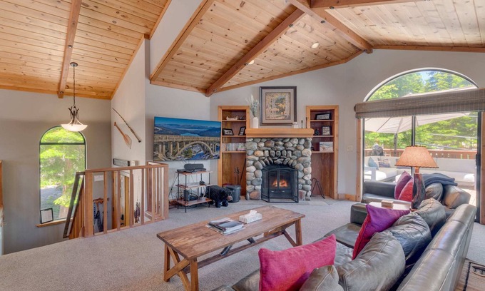 Talmont Kabine | Modern 3BR Tahoe Cabin w/Hot Tub