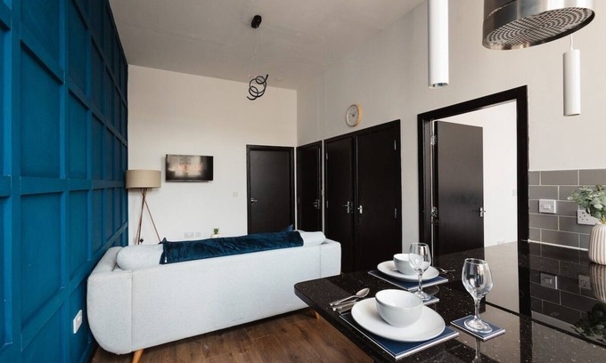 Warrington Wohnung | Stylish Town Centre Suite by Traboule Properties