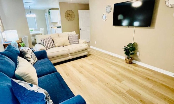 Hammond Wohnung | Stylish Townhouse 5 min to downtown Hammond