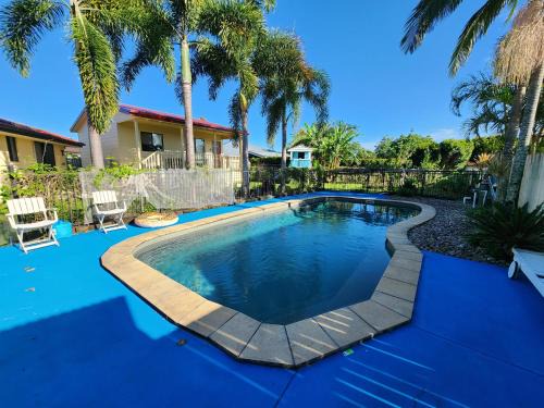 Petrie Haus | Suburban Paradise With a Pool
