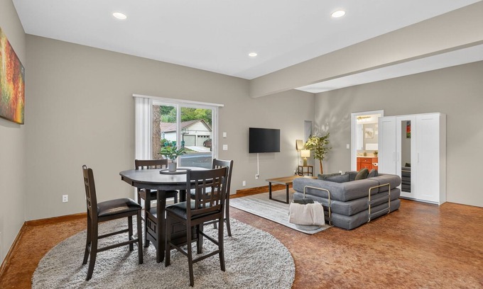 Garden Home-Whitford Haus | Suburban Studio, Near Golf, Wineries & Dining