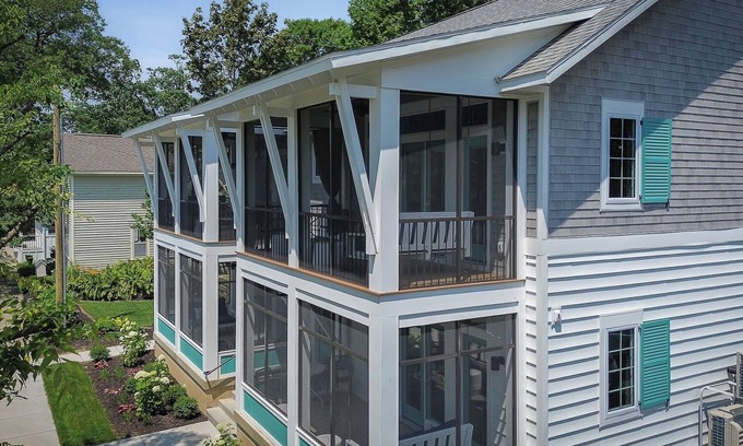 Saugatuck Wohnung | Suite #3, The Peony @ Porches On Mason - Prime downtown location...